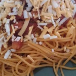 espaguetti vegetal,salchicha de tofu y queso vegano picante! vegadelicioso!